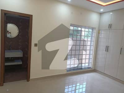 سکھ چین گارڈنز ۔ بلاک ڈی سکھ چین گارڈنز,لاہور میں 5 کمروں کا 1 کنال مکان 2.2 لاکھ میں کرایہ پر دستیاب ہے۔