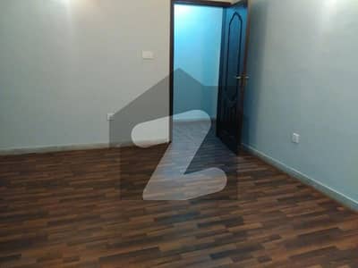 سِی ویو اپارٹمنٹس کراچی میں 3 کمروں کا 10 مرلہ فلیٹ 5.5 کروڑ میں برائے فروخت۔