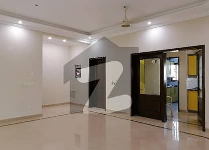 ڈی ایچ اے فیز 3 ڈیفنس (ڈی ایچ اے),لاہور میں 5 کمروں کا 1 کنال مکان 2.7 لاکھ میں کرایہ پر دستیاب ہے۔