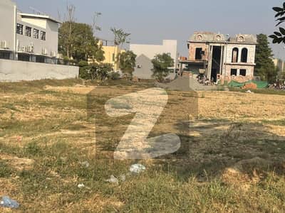 ڈی ایچ اے فیز 8 - بلاک ڈبلیو فیز 8,ڈیفنس (ڈی ایچ اے),لاہور میں 1 کنال رہائشی پلاٹ 7.9 کروڑ میں برائے فروخت۔