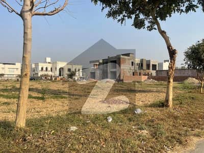 ڈی ایچ اے فیز 8 - بلاک وی فیز 8,ڈیفنس (ڈی ایچ اے),لاہور میں 2 کنال رہائشی پلاٹ 12.0 کروڑ میں برائے فروخت۔