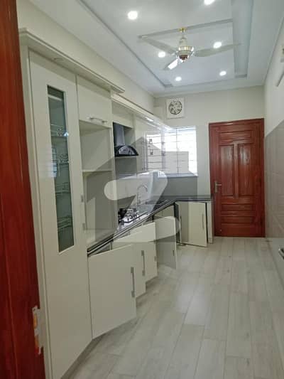 یونیورسٹی ٹاؤن اسلام آباد میں 5 کمروں کا 10 مرلہ مکان 2.85 کروڑ میں برائے فروخت۔