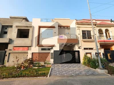 پارک ویو سٹی ۔ ایگزیکٹو بلاک پارک ویو سٹی,لاہور میں 4 کمروں کا 5 مرلہ مکان 2.35 کروڑ میں برائے فروخت۔