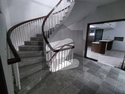 کلفٹن ۔ بلاک 7 کلفٹن,کراچی میں 4 کمروں کا 13 مرلہ مکان 11.0 کروڑ میں برائے فروخت۔