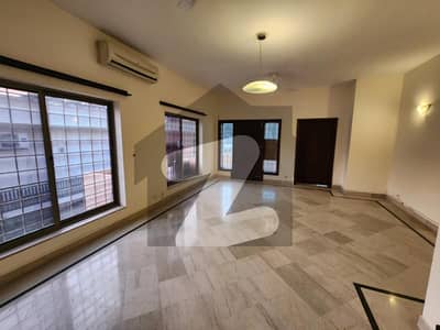 ایف ۔ 8 اسلام آباد میں 5 کمروں کا 1 کنال مکان 6.8 لاکھ میں کرایہ پر دستیاب ہے۔