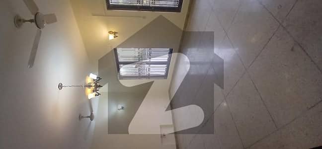 ایف ۔ 11 اسلام آباد میں 3 کمروں کا 1 کنال زیریں پورشن 1.8 لاکھ میں کرایہ پر دستیاب ہے۔