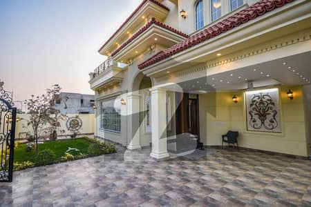 ڈی ایچ اے فیز 6 ڈیفنس (ڈی ایچ اے),لاہور میں 5 کمروں کا 1 کنال مکان 3.0 لاکھ میں کرایہ پر دستیاب ہے۔