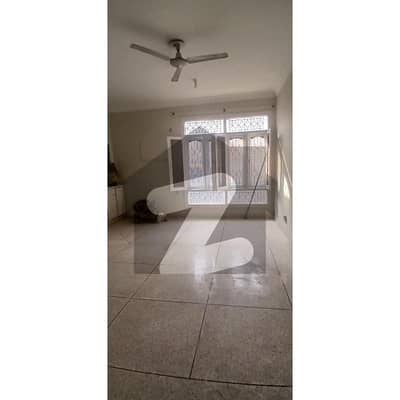 ایف ۔ 11 اسلام آباد میں 3 کمروں کا 1 کنال بالائی پورشن 1.7 لاکھ میں کرایہ پر دستیاب ہے۔