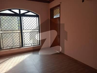 واپڈا ٹاؤن لاہور میں 5 کمروں کا 10 مرلہ مکان 3.25 کروڑ میں برائے فروخت۔