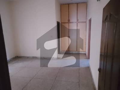 نیو لالہ زار راولپنڈی میں 3 کمروں کا 10 مرلہ زیریں پورشن 50.0 ہزار میں کرایہ پر دستیاب ہے۔