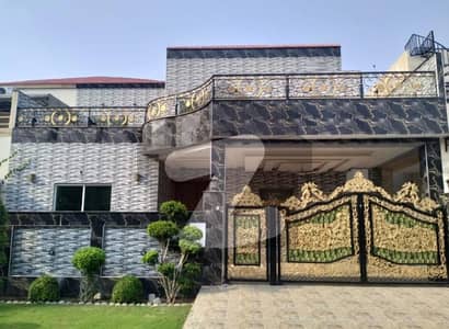 عسکری 10 - سیکٹر بی عسکری 10,عسکری,لاہور میں 5 کمروں کا 13 مرلہ مکان 2.5 لاکھ میں کرایہ پر دستیاب ہے۔