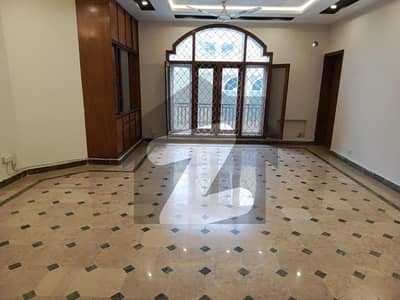 ایف ۔ 7 اسلام آباد میں 3 کمروں کا 1 کنال بالائی پورشن 3.5 لاکھ میں کرایہ پر دستیاب ہے۔