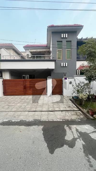 عسکری 11 ۔ سیکٹر بی عسکری 11,عسکری,لاہور میں 5 کمروں کا 12 مرلہ مکان 1.85 لاکھ میں کرایہ پر دستیاب ہے۔