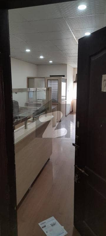 گلبرگ لاہور میں 1 کمرے کا 2 مرلہ دفتر 33.0 ہزار میں کرایہ پر دستیاب ہے۔