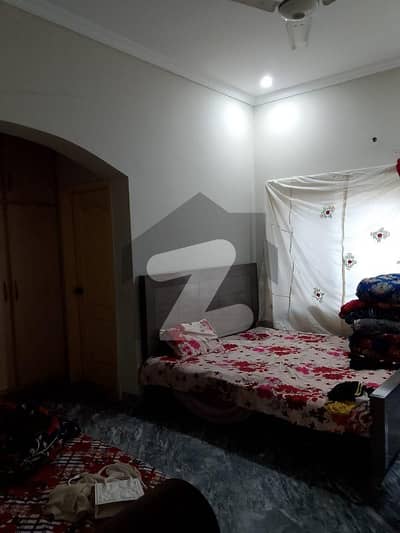 جوہر ٹاؤن لاہور میں 4 کمروں کا 12 مرلہ مکان 1.8 لاکھ میں کرایہ پر دستیاب ہے۔