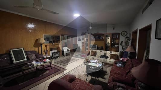 ایف ۔ 6/2 ایف ۔ 6,اسلام آباد میں 4 کمروں کا 2 کنال زیریں پورشن 5.5 لاکھ میں کرایہ پر دستیاب ہے۔