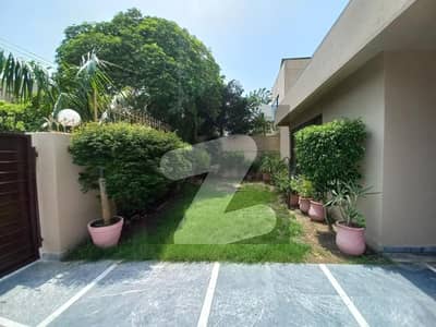 ONE KANAL BEAUTIFULL HOUSE AVALIABLE FOR RENT IN DHA PHASE 4