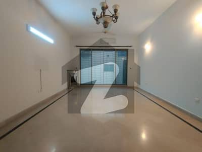 ڈی ایچ اے فیز 4 ڈیفنس (ڈی ایچ اے),لاہور میں 3 کمروں کا 1 کنال بالائی پورشن 85.0 ہزار میں کرایہ پر دستیاب ہے۔