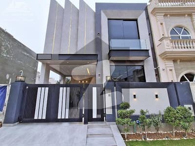 ڈی ایچ اے 9 ٹاؤن ڈیفنس (ڈی ایچ اے),لاہور میں 3 کمروں کا 5 مرلہ مکان 2.15 کروڑ میں برائے فروخت۔