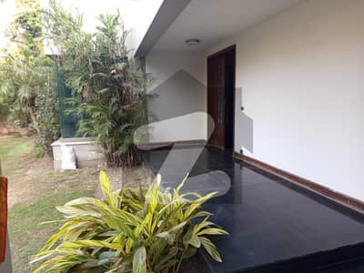 ڈی ایچ اے فیز 2 ڈیفنس (ڈی ایچ اے),لاہور میں 5 کمروں کا 1 کنال مکان 6.75 کروڑ میں برائے فروخت۔