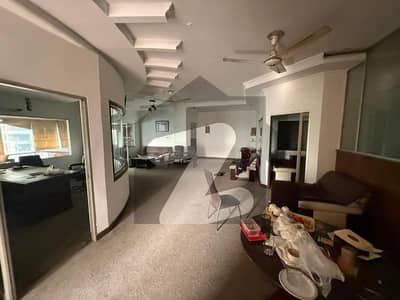 گلبرگ لاہور میں 2 کمروں کا 12 مرلہ دفتر 2.0 لاکھ میں کرایہ پر دستیاب ہے۔