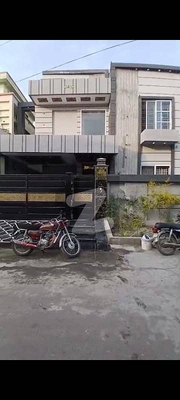 ڈی سی کالونی گوجرانوالہ میں 5 کمروں کا 10 مرلہ مکان 2.9 کروڑ میں برائے فروخت۔