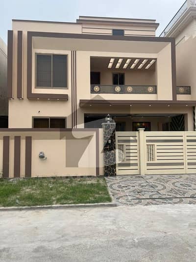 ڈی سی کالونی گوجرانوالہ میں 5 کمروں کا 10 مرلہ مکان 3.5 کروڑ میں برائے فروخت۔