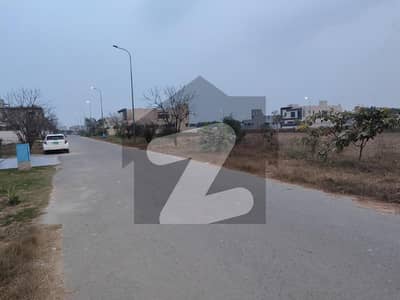 ڈی ایچ اے فیز 8 - بلاک ٹی فیز 8,ڈیفنس (ڈی ایچ اے),لاہور میں 1 کنال رہائشی پلاٹ 5.25 کروڑ میں برائے فروخت۔