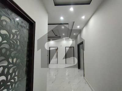 10 Marla Old House Available