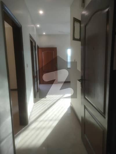 کلفٹن ۔ بلاک 4 کلفٹن,کراچی میں 3 کمروں کا 9 مرلہ بالائی پورشن 3.6 کروڑ میں برائے فروخت۔