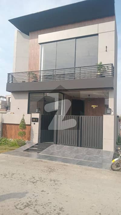 ڈی ایچ اے 9 ٹاؤن ڈیفنس (ڈی ایچ اے),لاہور میں 3 کمروں کا 5 مرلہ مکان 2.5 کروڑ میں برائے فروخت۔