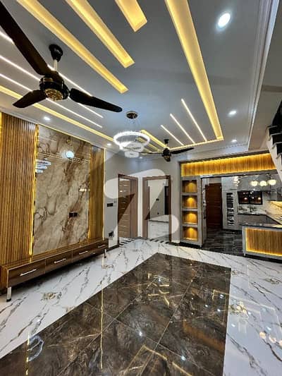 بحریہ ٹاؤن فیز 8 ۔ سفاری ویلی بحریہ ٹاؤن فیز 8,بحریہ ٹاؤن راولپنڈی,راولپنڈی میں 5 کمروں کا 7 مرلہ مکان 3.2 کروڑ میں برائے فروخت۔