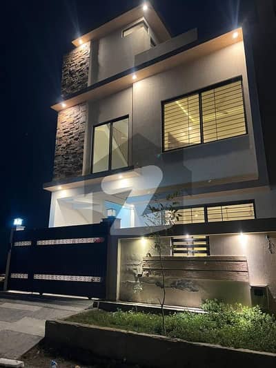 ایم پی سی ایچ ایس - بلاک سی 1 ایم پی سی ایچ ایس ۔ ملٹی گارڈنز,بی ۔ 17,اسلام آباد میں 4 کمروں کا 5 مرلہ مکان 2.2 کروڑ میں برائے فروخت۔