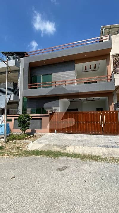 ایم پی سی ایچ ایس - بلاک سی 1 ایم پی سی ایچ ایس ۔ ملٹی گارڈنز,بی ۔ 17,اسلام آباد میں 4 کمروں کا 8 مرلہ مکان 3.2 کروڑ میں برائے فروخت۔