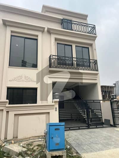 ایم پی سی ایچ ایس ۔ بلاک ایف ایم پی سی ایچ ایس ۔ ملٹی گارڈنز,بی ۔ 17,اسلام آباد میں 4 کمروں کا 5 مرلہ مکان 2.1 کروڑ میں برائے فروخت۔