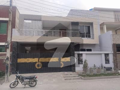 ٹیک ٹاؤن (ٹی این ٹی کالونی) ستیانہ روڈ,فیصل آباد میں 5 کمروں کا 10 مرلہ مکان 3.75 کروڑ میں برائے فروخت۔