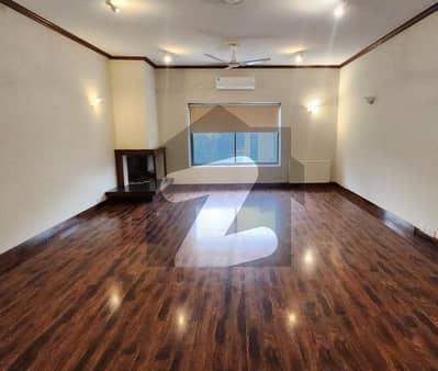 ایف ۔ 6 اسلام آباد میں 6 کمروں کا 2 کنال مکان 9.5 لاکھ میں کرایہ پر دستیاب ہے۔