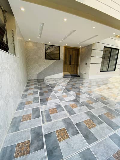 بحریہ ٹاؤن فیز 8 بحریہ ٹاؤن راولپنڈی,راولپنڈی میں 5 کمروں کا 10 مرلہ مکان 4.8 کروڑ میں برائے فروخت۔