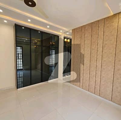 بحریہ ٹاؤن سیکٹر سی بحریہ ٹاؤن,لاہور میں 3 کمروں کا 5 مرلہ مکان 2.2 کروڑ میں برائے فروخت۔