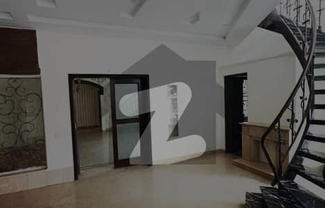 ڈی ایچ اے فیز 2 ڈیفنس (ڈی ایچ اے),لاہور میں 5 کمروں کا 1 کنال مکان 6.8 کروڑ میں برائے فروخت۔