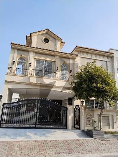 ٹاپ سٹی 1 اسلام آباد میں 6 کمروں کا 10 مرلہ مکان 5.0 کروڑ میں برائے فروخت۔