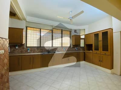 ایف ۔ 7 اسلام آباد میں 4 کمروں کا 1 کنال مکان 9.2 لاکھ میں کرایہ پر دستیاب ہے۔