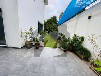 Modern Triple Storey 7 Beds Luxurious House Available For Rent In F6