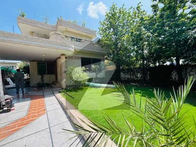 ایف ۔ 7 اسلام آباد میں 6 کمروں کا 1 کنال مکان 7.0 لاکھ میں کرایہ پر دستیاب ہے۔