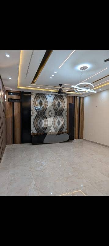 او پی ایف ہاؤسنگ سکیم لاہور میں 6 کمروں کا 1 کنال مکان 3.0 لاکھ میں کرایہ پر دستیاب ہے۔