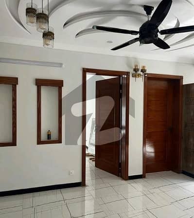 آئی ۔ 10/2 آئی ۔ 10,اسلام آباد میں 7 کمروں کا 6 مرلہ مکان 6.5 کروڑ میں برائے فروخت۔