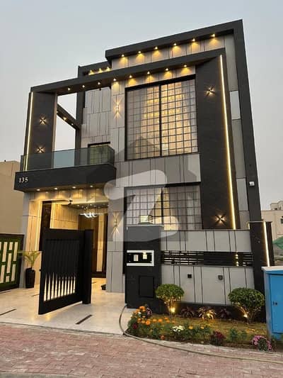 بحریہ ٹاؤن سیکٹر سی بحریہ ٹاؤن,لاہور میں 3 کمروں کا 5 مرلہ مکان 1.9 کروڑ میں برائے فروخت۔