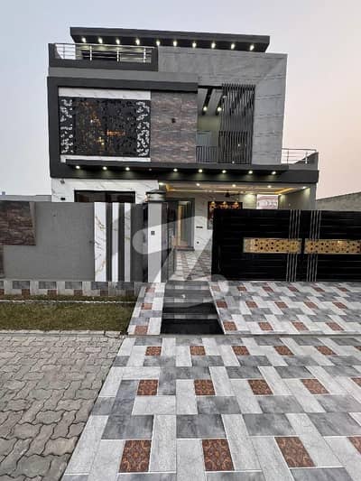 10 Marla Ultramodern House For Sale On Prime Location 80feet Road