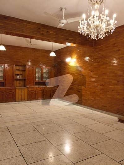 ایف ۔ 11 اسلام آباد میں 3 کمروں کا 1 کنال بالائی پورشن 1.75 لاکھ میں کرایہ پر دستیاب ہے۔