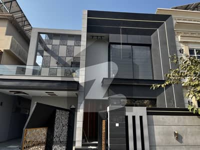 10 Marla Prime Location Elegant House For Sale